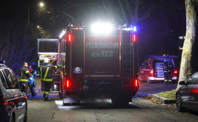 Kontrolle durch Feuerwehr nach Brand einer Steckdose in einem Reihenhaus in Wels-Lichtenegg