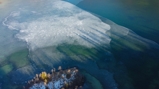 Gr�nau im Almtal: Einsatzkr�fte zu vermeintlicher Rettung zweier Eisl�ufer aus dem Almsee alarmiert