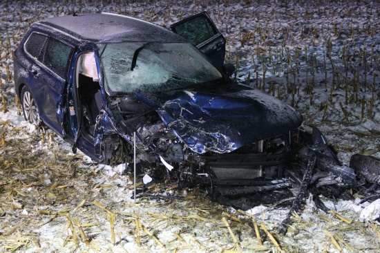 Menschenrettung: F�nf teils Schwerverletzte bei Frontalcrash in Manning