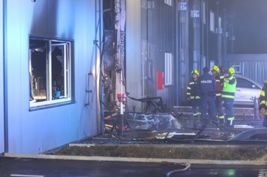 M�glicher Brandanschlag: Zwei Feuerwehren bei Brand in einem Werkst�ttenpark in Regau im Einsatz