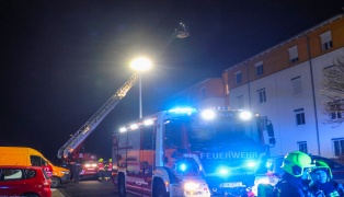 Vier Feuerwehren zu bef�rchteten Brand im Dachbereich einer Wohnanlage in Ansfelden alarmiert