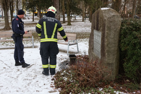 Schaden durch Pyrotechnik: Laterne an Gedenkstein im Friedenspark in Wels-Vogelweide besch�digt