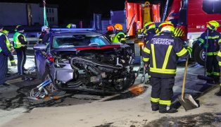 Sechs Verletzte: Frontalcrash zwischen Polizeistreife und Auto auf Salzkammergutstra�e in Gmunden