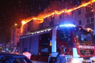 Gro�brand: Dach einer ganzen Wohnanlage in Traun stand in Flammen