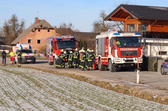 1,56 Promille: Auto bei Verkehrsunfall in Gschwandt gegen Gabionenzaun gekracht