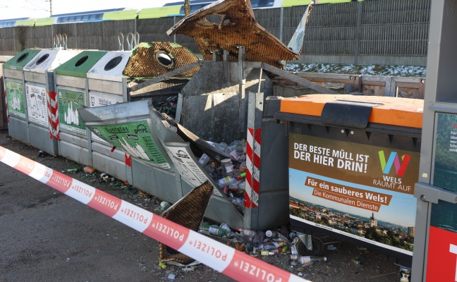 Glascontainer gesprengt: Sicherungsma�nahmen durch Feuerwehr in Wels-Vogelweide