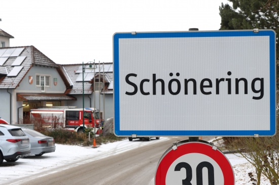 Einsatzkr�fte zu vermeintlich schwerem Unfall auf Eferdinger Stra�e bei Wilhering alarmiert