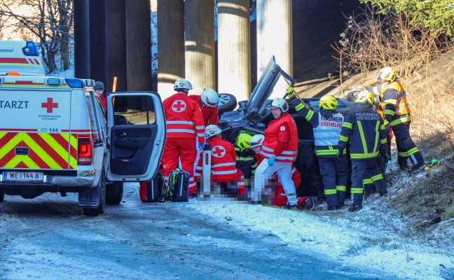 Schwerer Verkehrsunfall: Autolenkerin bei Krenglbach durch Windschutzscheibe aus Auto gerettet
