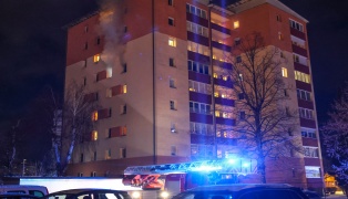 Wohnungsbrand: Einsatzkr�fte bei Brand einem Hochhaus in Wels-Vogelweide im Einsatz