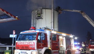 Silobrand: Sechs Feuerwehren bei Brand bei einem B�ckereibetrieb in Laakirchen im Einsatz