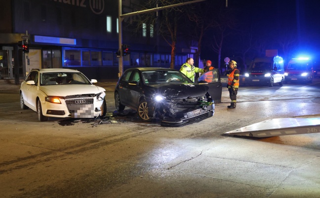 Heftiger Kreuzungscrash zwischen zwei PKW in Wels-Innenstadt
