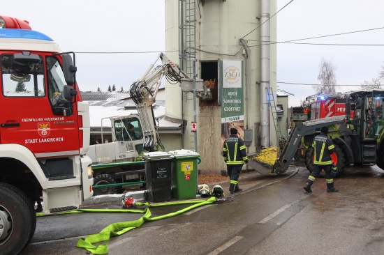Feuerwehr samt Bagger bei neuerlichem Brand im Silo eines B�ckereibetriebs in Laakirchen im Einsatz