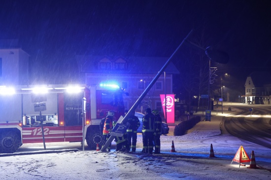 Lichtmast angefahren: Feuerwehr bei Sicherungseinsatz im Ortszentrum von Sattledt im Einsatz