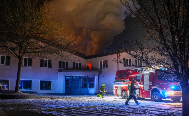 Alarmstufe 3: 14 Feuerwehren bei Brand bei einem Unternehmen in Kirchham im Einsatz