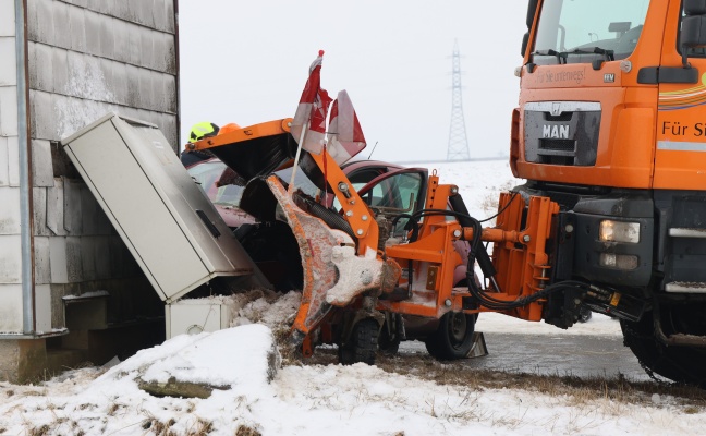 Schneepflug und Auto nach Kreuzungskollision in Kremsm�nster gegen Trafostation gekracht
