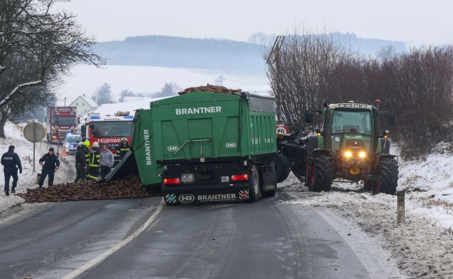 Traktoranh�nger umgest�rzt: Ganze Ladung Rote R�ben blockierte Innviertler Stra�e bei Krenglbach
