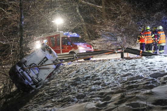 Auto �berschlagen: F�nf Verletzte bei schwerem Verkehrsunfall in Aichkirchen