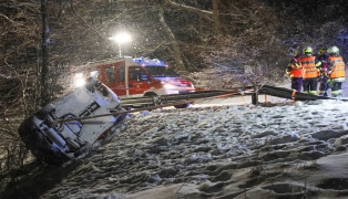 Auto �berschlagen: F�nf Verletzte bei schwerem Verkehrsunfall in Aichkirchen