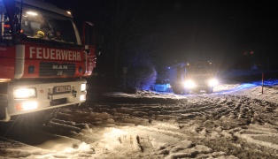 H�ngengebliebes Taxi: Einsatzkr�fte zu Fahrzeugbrand nach Edt bei Lambach alarmiert