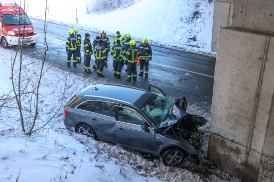 Schwerer Verkehrsunfall: Auto in Tumeltsham frontal gegen Br�ckenpfeiler gekracht