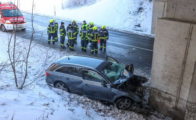 Schwerer Verkehrsunfall: Auto in Tumeltsham frontal gegen Br�ckenpfeiler gekracht