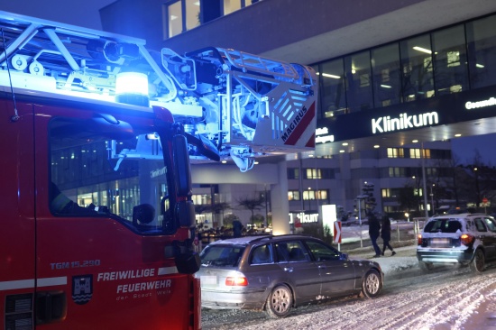 Brandmeldeausl�sung: Mehrere Kr�fte der Feuerwehr im Klinikum in Wels-Neustadt im Einsatz