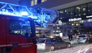 Brandmeldeausl�sung: Mehrere Kr�fte der Feuerwehr im Klinikum in Wels-Neustadt im Einsatz