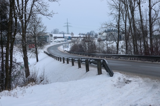 Automatische Unfallerkennung: Handy im Stra�engraben l�ste gr��eren Einsatz in Haag am Hausruck aus