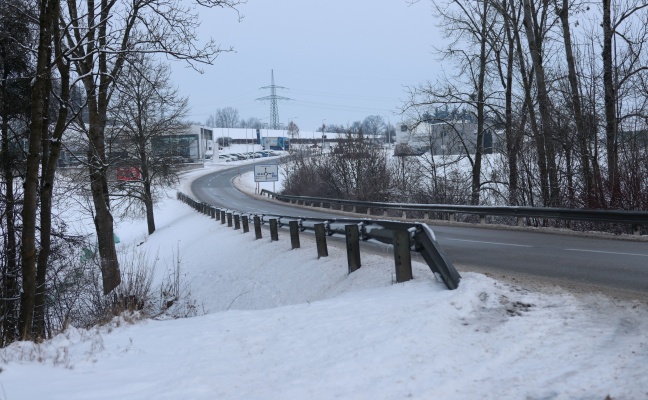 Automatische Unfallerkennung: Handy im Stra�engraben l�ste gr��eren Einsatz in Haag am Hausruck aus