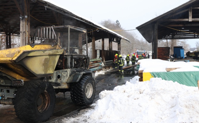 Drei Feuerwehren bei Brand bei einem Lagerplatz eines Unternehmens in Scharnstein im Einsatz