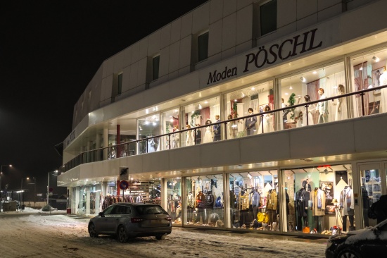 Einsatz zweier Feuerwehren nach Brand eines Beleuchtungsk�rpers in einem Modegesch�ft in Traun