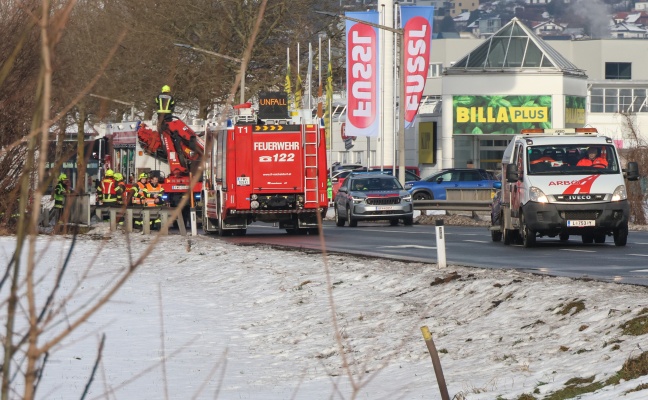 Auto auf Pyhrnpass Stra�e bei Micheldorf in Ober�sterreich von der Stra�e abgekommen