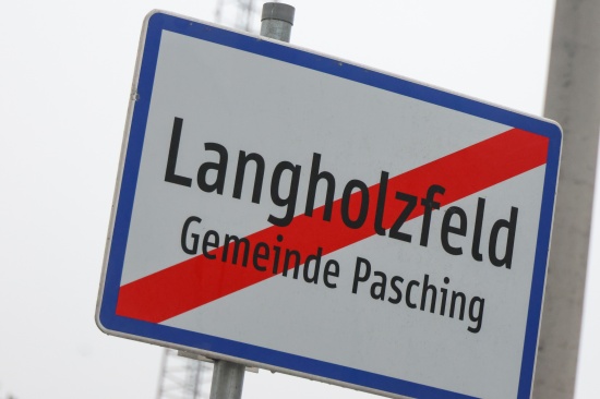 Einsatzkr�fte zweier Feuerwehren zu gemeldetem Brand nach Pasching gerufen