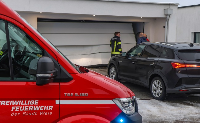 Sicherungseinsatz: Feuerwehr nach Unfall mit Garagentor in Wels-Puchberg im Einsatz