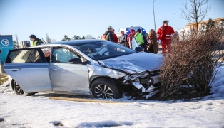 Auto nach Crash auf Wiener Stra�e bei Marchtrenk im Stra�engraben gelandet