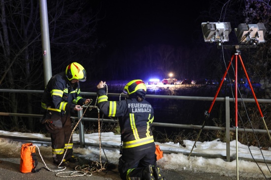 Personenrettung: Abgest�rzte Frau durch Einsatzkr�fte der Feuerwehr aus Steilhang in Lambach gerettet
