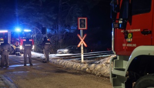 Feuerwehr bei Bergung eines PKW �ber vereisten Weg in Edt bei Lambach im Einsatz
