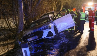 Verkehrsunfall: Auto bei Kematen an der Krems von Stra�e abgekommen