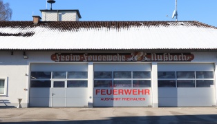 Einsatzkr�fte nach gemeldetem Brand bei Tischlerei in Nu�bach im Einsatz