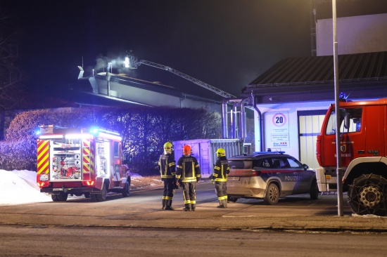 Vier Feuerwehren bei Brand bei einer Tischlerei in Scharnstein im Einsatz