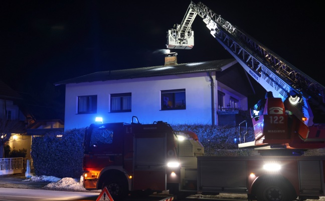 Brandeinsatz: Feuerwehr bei Kaminbrand bei einem Einfamilienhaus in Wels-Vogelweide im Einsatz