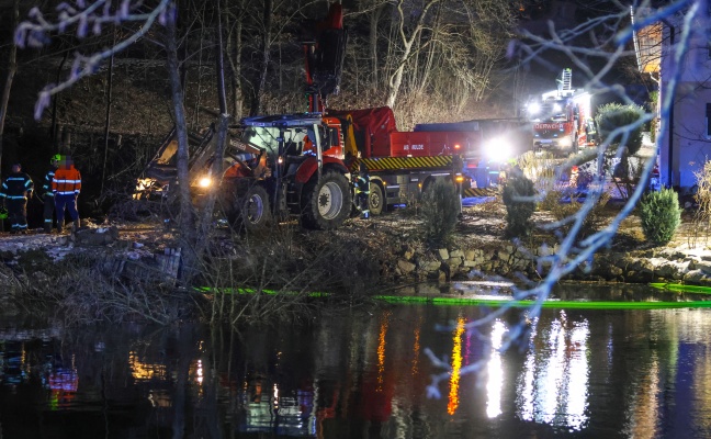 Stundenlange Bergungsaktion: Traktor bei Unfall in Piberbach in Teich gest�rzt
