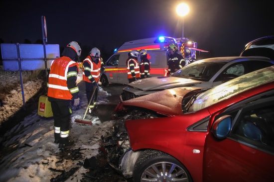 Kreuzungskollision zwischen zwei PKW in Marchtrenk endet mit zwei Leichtverletzten