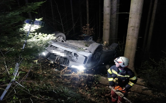 Ampflwang im Hausruckwald: Auto bei Unfall auf Hausruckstra�e in angrenzenden Wald �berschlagen