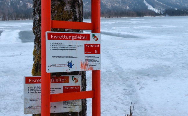 Personenrettungseinsatz: Rettung eines gest�rzten Eisl�ufers am Almsee in Gr�nau im Almtal