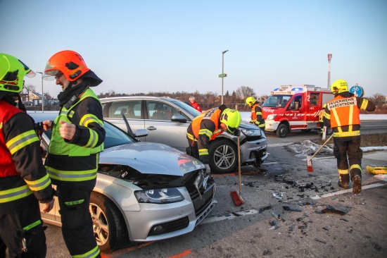 Aufr�umarbeiten nach Kreuzungscrash zwischen zwei PKW in Marchtrenk
