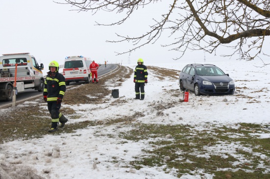 Auto bei schwerem Verkehrsunfall in Wolfern �berschlagen