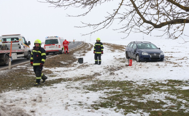 Auto bei schwerem Verkehrsunfall in Wolfern �berschlagen