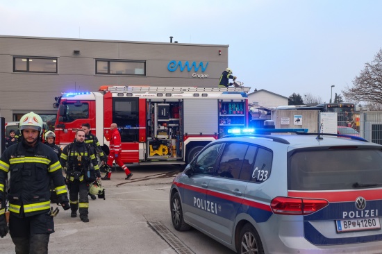 Gr��erer Einsatz der Feuerwehr bei Brand in einer KFZ-Werkst�tte in Wels-Pernau