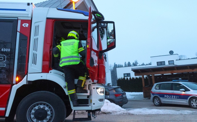 Einsatz der Feuerwehr bei Brand im Bereich der Photovoltaikanlage eines Wohnhauses in Grieskirchen